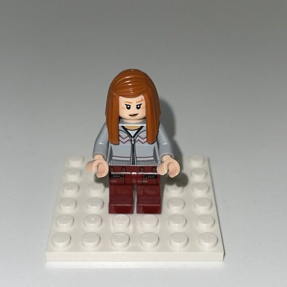 LEGO Harry Potter JENNY WEASLEY Bluish Gray Sweater Dark Red Legs Pockets 4840 - Picture 1 of 5